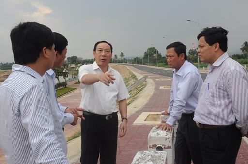 Thứ trưởng Bộ GTVT Nguyễn Hồng Trường kiểm tra đường Hồ Chí Minh qua tỉnh ta